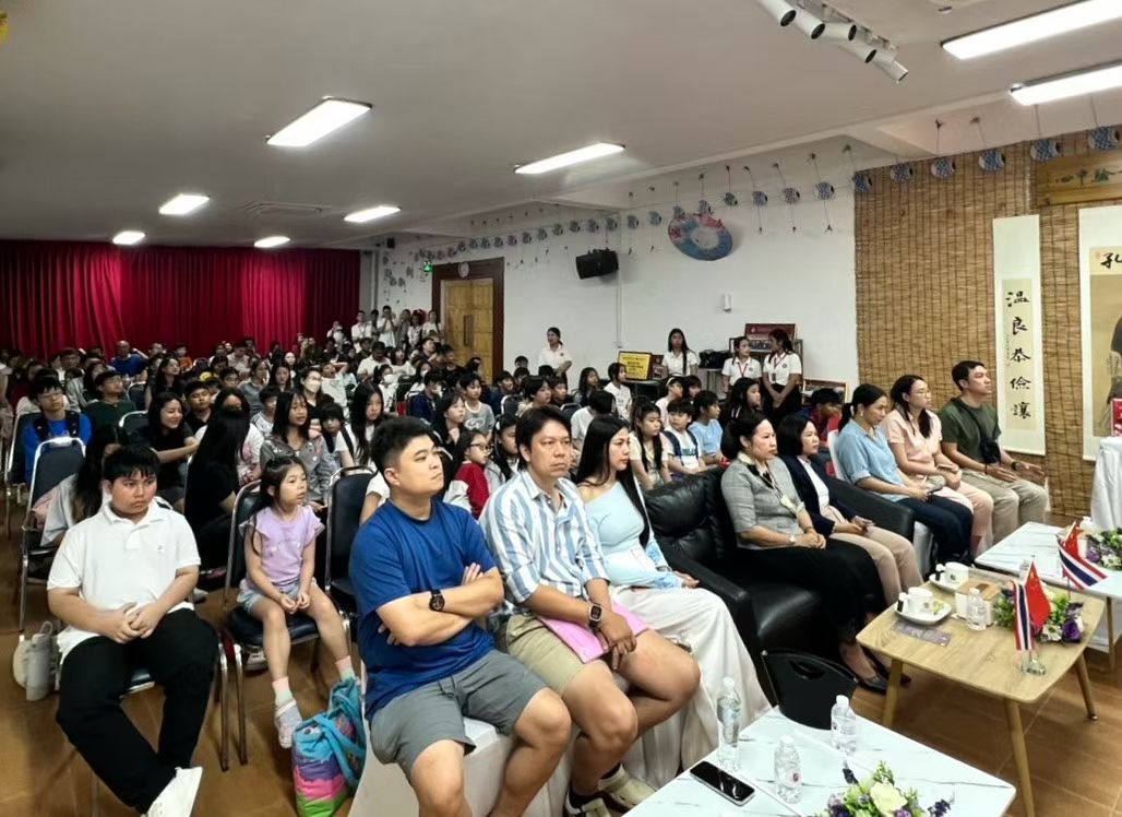 泰国中国国际学校(CIS)小学 4 年级,核心是中文为主、中英泰三语教学,接轨中国课标 + 国际融合,每学期学费29,800 元人民币,无建校费 / 赞助费